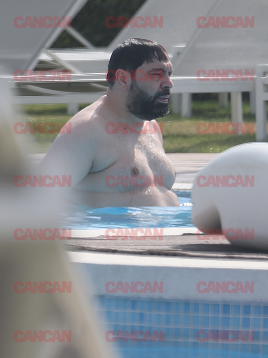 Manelistul s-a răcorit în piscină Foto CANCAN.RO