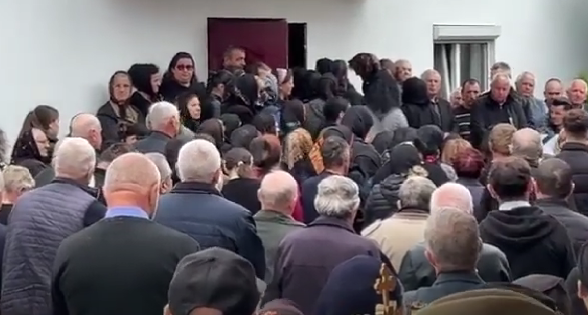 Ancuța și Costel Lăzărescu, împreună cu cei 2 copilași ai lor, au fost conduși pe ultimul drum de sute de oameni. Imaginile durerii!