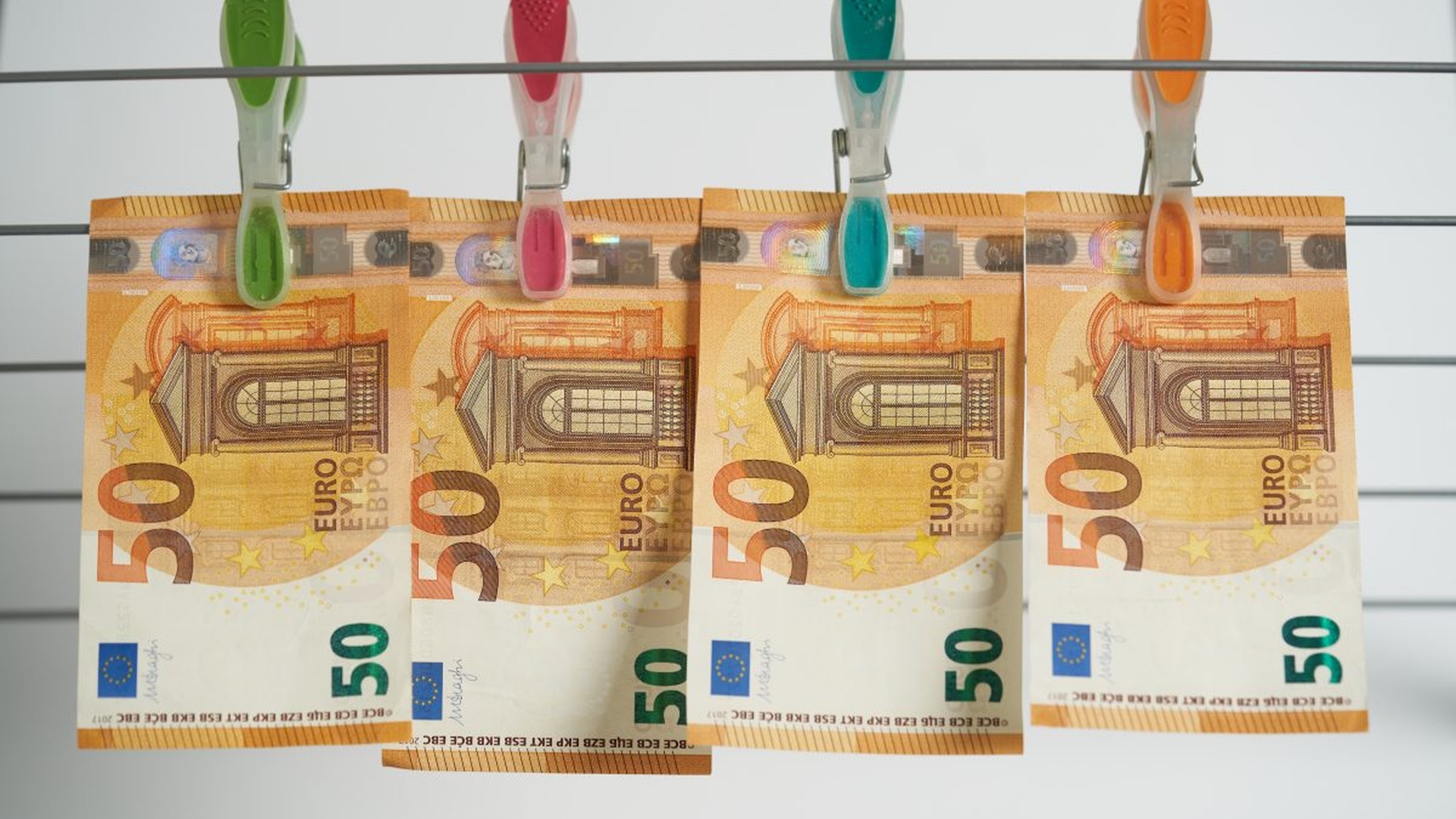 Curs valutar 20 mai 2021: Cât valorează un euro și un dolar