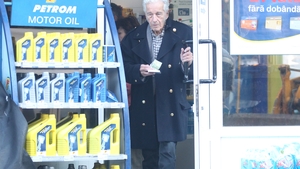 Ultimele imagini cu Sergiu Nicolaescu în viaţă: conducea şi îl cinstea pe băiatul de la benzinărie!
