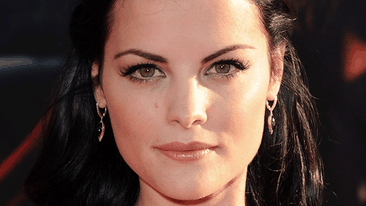 Toata lumea a avut un soc! O vedeta a aparut pe covorul rosu aproape dezbacata! Nu purta chiloti si s-a vazut tot