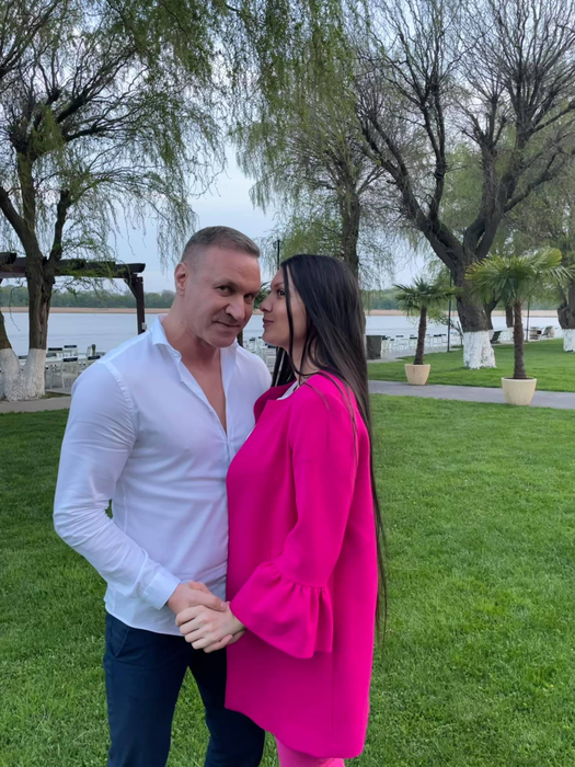 Alin Oprea, surpriză impresionantă pentru Medana cu ocazia aniversării a 2 ani de relație: “Un aranjament format din peste 1.500 de trandafiri”. Ce cadouri i-a pregătit bruneta | FOTO