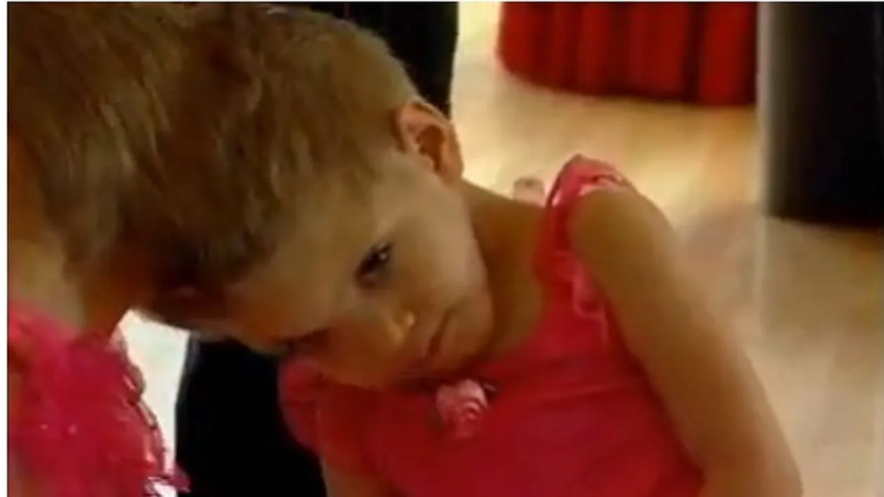 Inca o lovitura pentru siamezele Tatiana si Anastasia! Nu pot merge pe jos nici 100 de metri, iar mama lor nu mai are serviciu