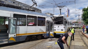Două tramvaie s-au ciocnit frontal în Capitală. 7 persoane au fost rănite