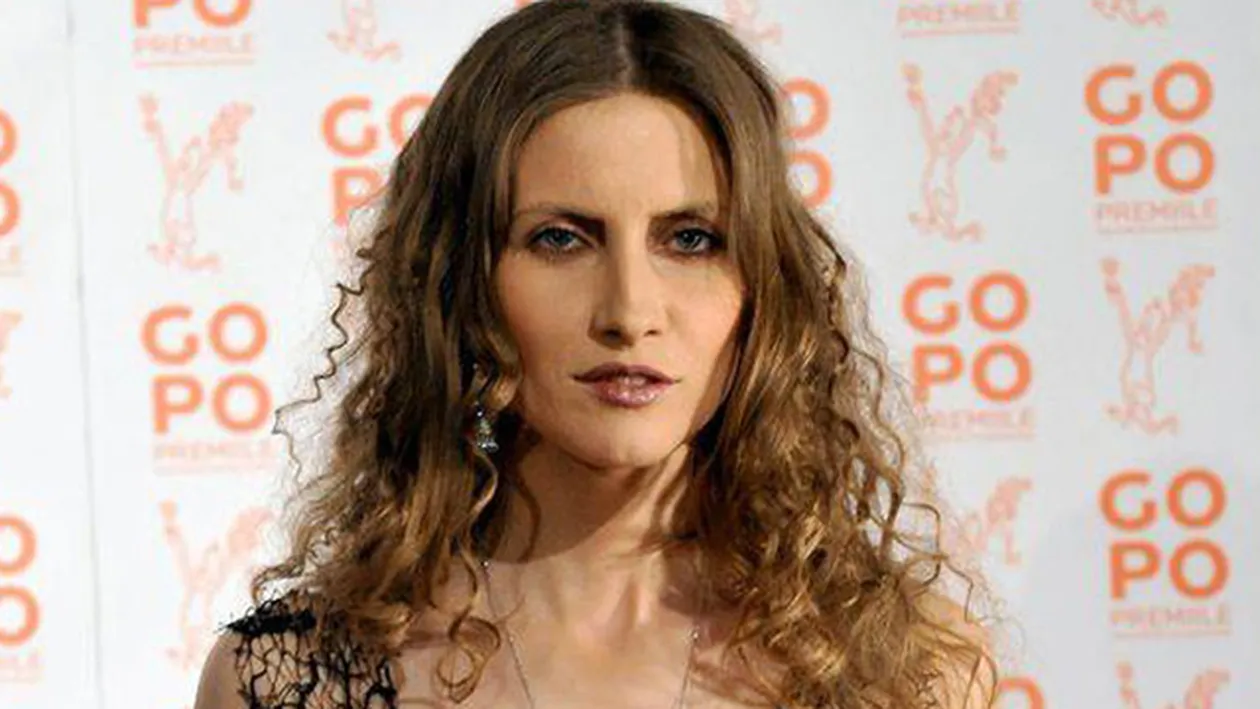 Iulia Albu a dat de pamant cu Anda Adam! “Este un material cu care se imbraca acele canapele foarte ieftine!”