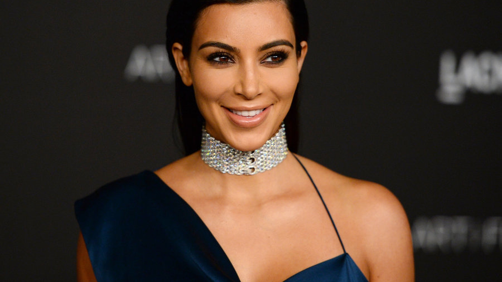 Cei care au jefuit-o pe celebra KIM KARDASHIAN sunt francezi! 17 bărbaţi sunt acum în spatele gratiilor 