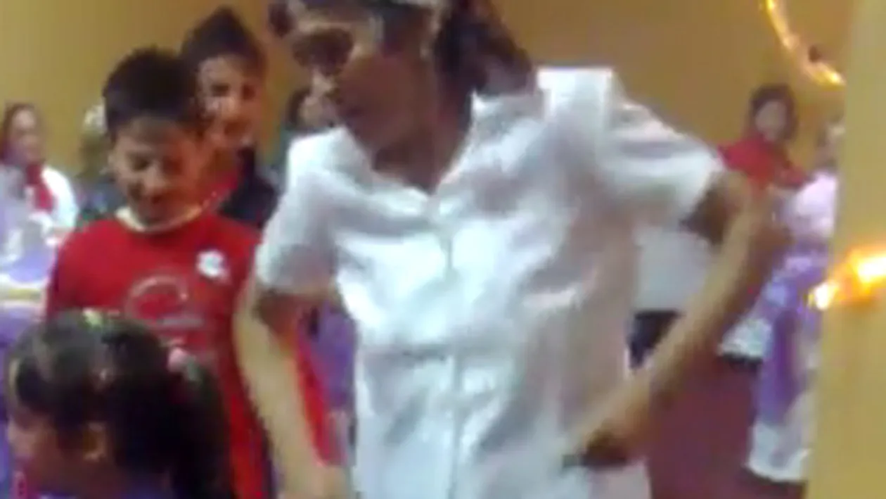 VIDEO de dat pe Facebook! Babuta asta face senzatie la o nunta pe dansul pinguinului - E beata moarta, dar se misca intr-un mare fel!