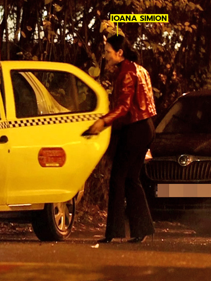 Ioana intră în taxi (SURSA FOTO: CANCAN.RO)