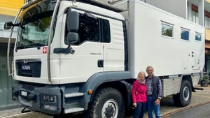 Povestea soților din Elveția care călătoresc în jurul lumii într-un camion de 200.000 de euro: „Vrem să descoperim cât mai multe”