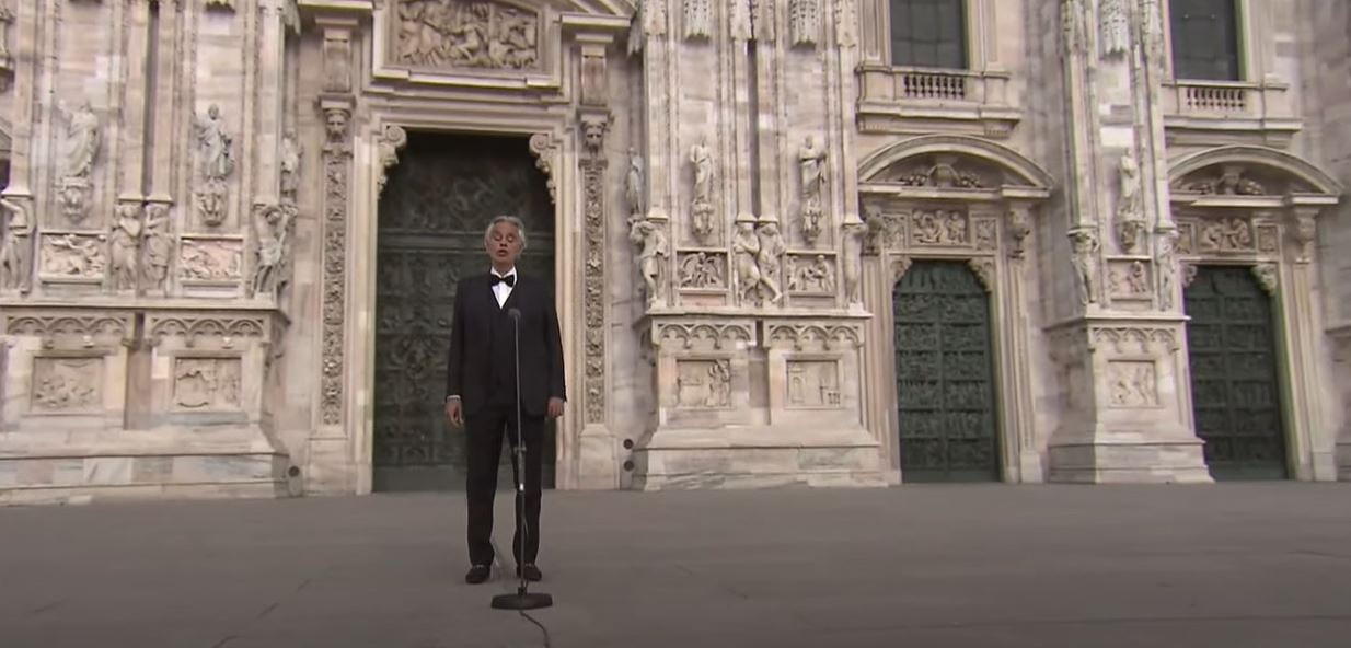 Imagini răvășitoare! Andrea Bocelli, concert uluitor în fața Domului din Milano, fără niciun spectator. Mesajul artistului a făcut înconjurul lumii