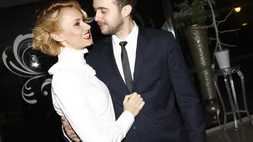 Primul sarut in public al bebelusei Oana cu iubitul Florin, la un eveniment monden! S-au ascuns dupa un paravan!