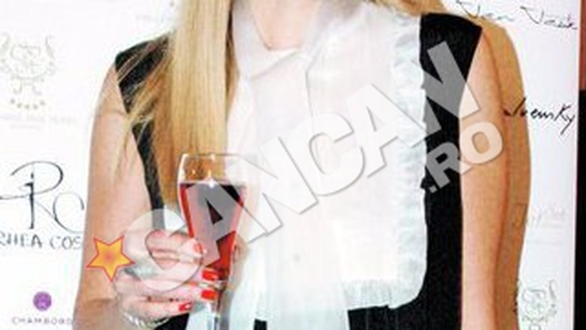 Roxana Iliescu, obsedata de literatura! Citeste chiar si in baie: "O carte mi-a zdruncinat existenta"