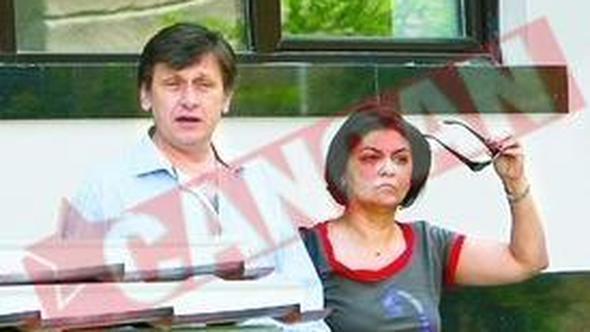 Isi duce tatal la altar