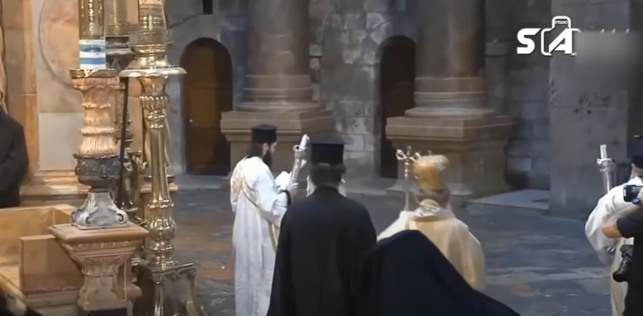 Lumina Sfântă s-a aprins la Biserica Sfântului Mormânt, iar la câteva ore distanță, a ajuns și în România | VIDEO