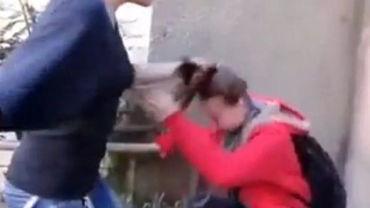 O elevă a fost bătută şi dezbrăcată sub ochii colegilor dintr-un motiv ireal