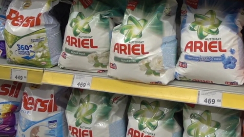 Prețul uriaș cu care a ajuns să se vândă o pungă cu detergent Ariel. Românii fac haz de necaz: "Îl luăm în rate"