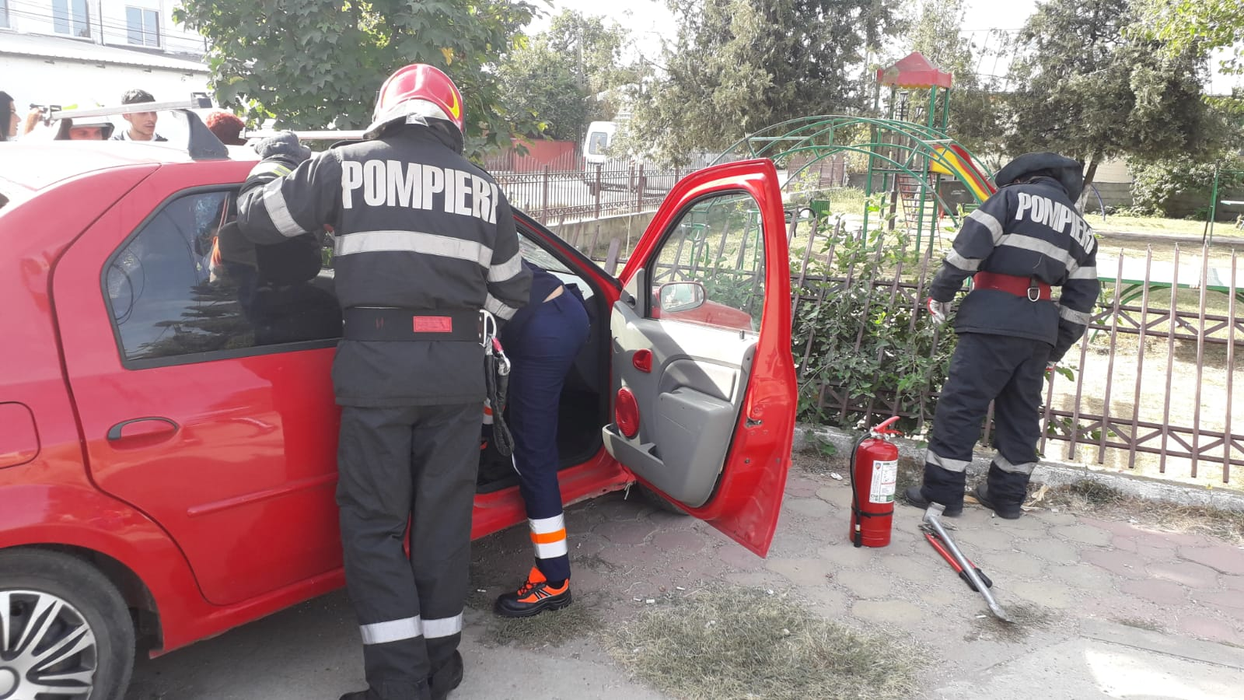 O persoană de 70 de ani a rămas încarcerată