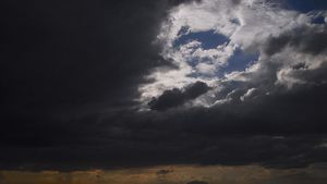 Cod portocaliu emis de ANM! Avertizare RO-ALERT de ploi torențiale în București