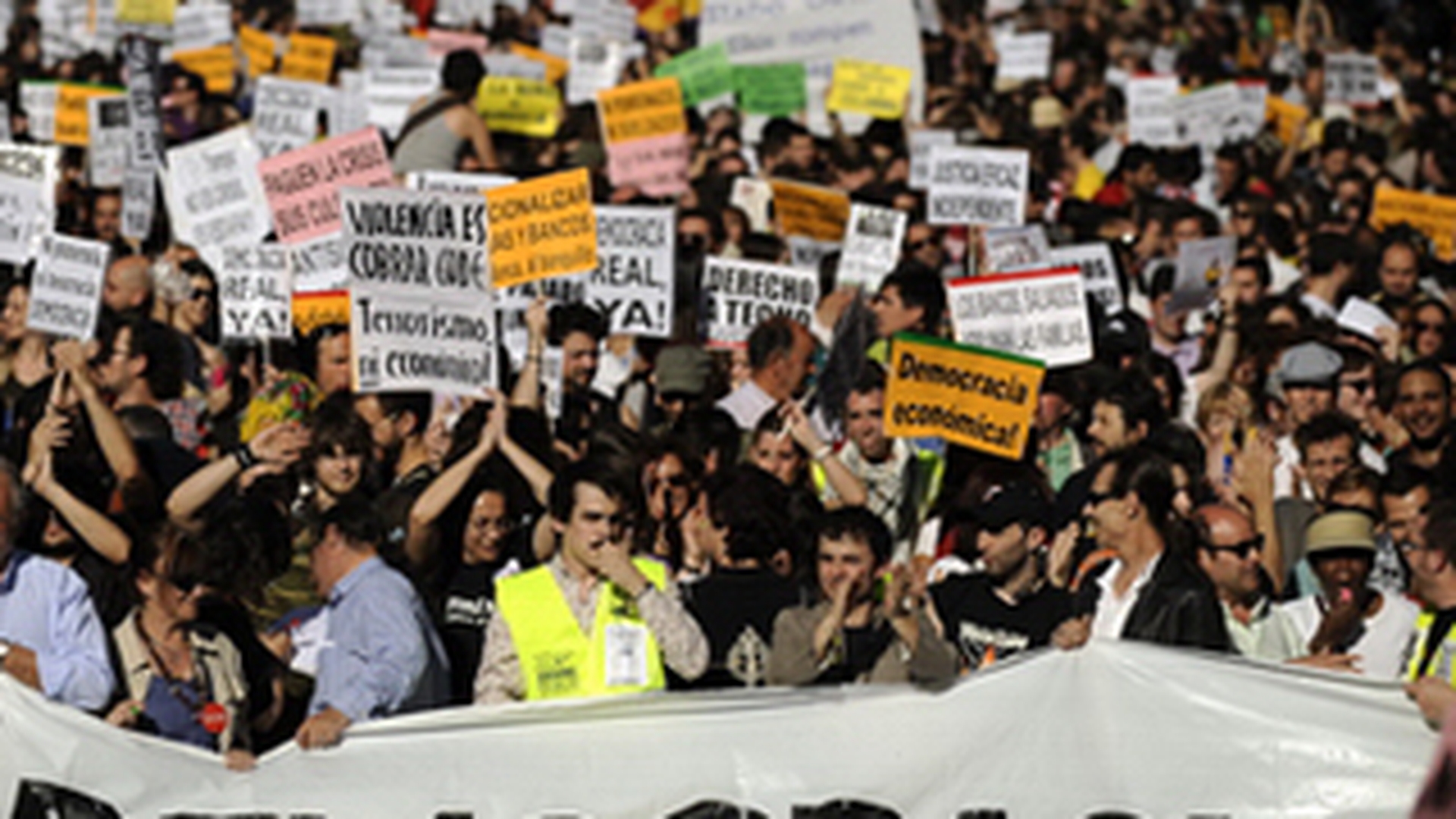 VIDEO Revolutie la Madrid! 25 000 de persoane protesteaza impotriva Guvernului spaniol!
