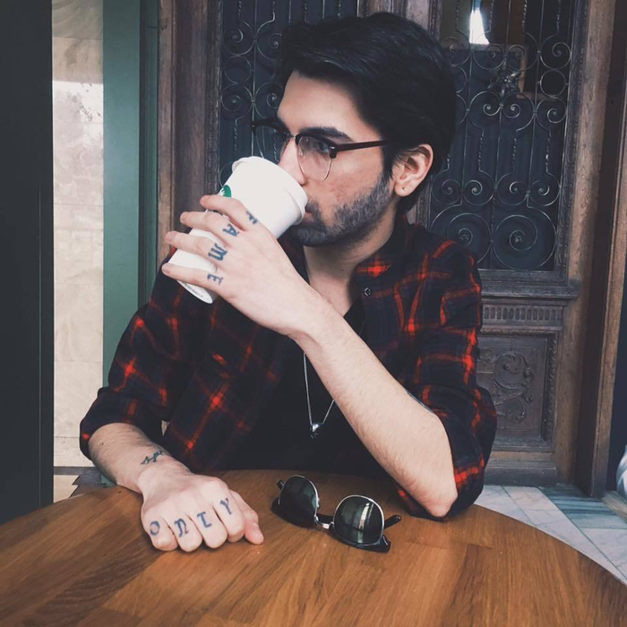 DAVID PUŞCAŞ nu se mai fereşte! S-a pozat în braţele unui băiat şi a dat cărţile pe faţă: „Dragostea e dragoste!“