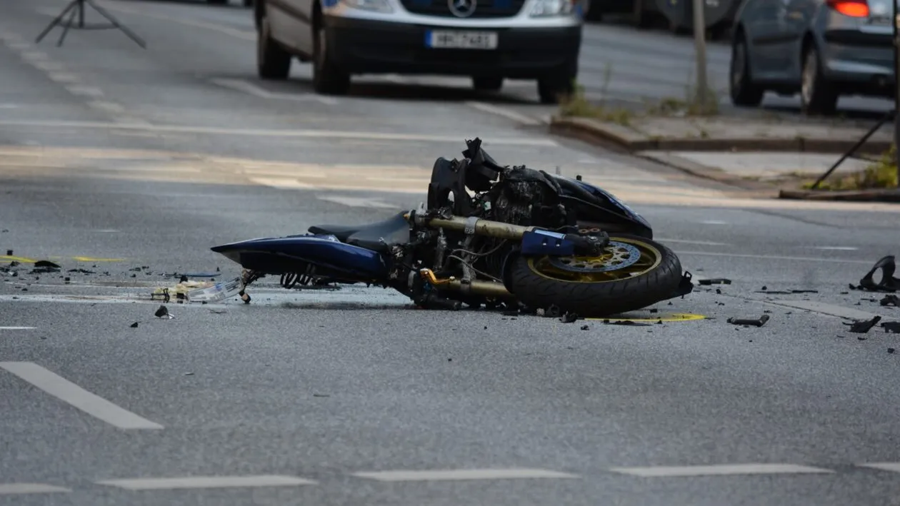 Tragedie în Capitală! Un motociclist în vârstă de 26 de ani a murit după ce a intrat într-un tramvai