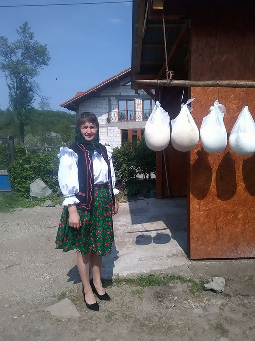 Mama lui Vasi nu merge doar la școală cu el, ci se ocupă și de gospodărie