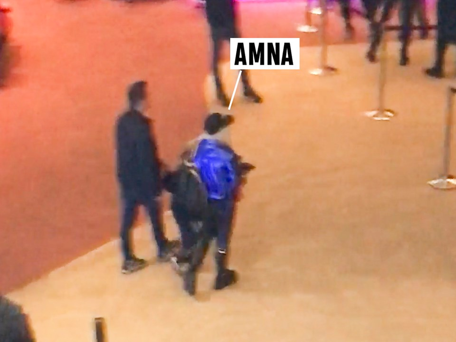 Amna împreună cu soțul și fiul lor la mall