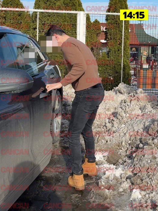 El, rușinat, a ieșit de pe bancheta din spate și a înconjurat mașina