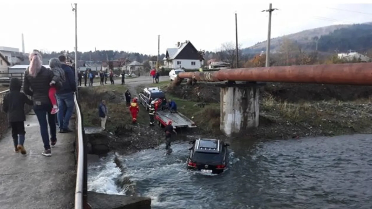 Șoferul unui SUV de aproape 10.000 € s-a zgârcit și a vrut să îl spele într-un râu. Ce a urmat când a încercat să-l scoată din apă