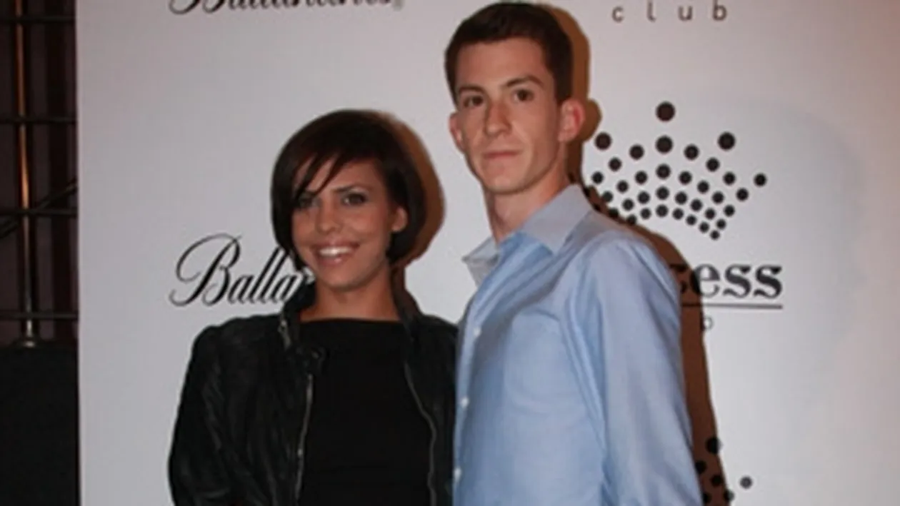 A schimbat blugii largi si bocancii cu rochiile elegante si tocurile de 15 cm.  Andreea Popescu s-a stilat de dragul iubitului!