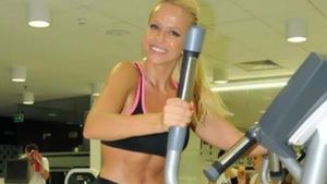 Imagini fierbinti cu Anda Adam la sala de fitness! Uite cum arata blondina in pantaloni mulati pe fese si cu un top periculos!