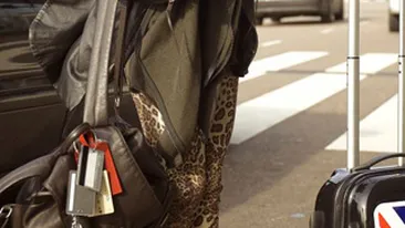 Inna urmeaza trendurile si in avion! Uite ce colanti la moda are!