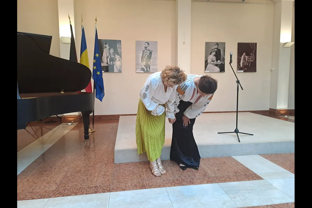Daniela Nane și Ioana Maria Lupașcu, alături pe scenă. Foto: Facebook