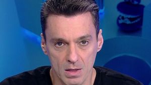Mircea Badea a făcut accident, în drum spre emisiune! Ce s-a întâmplat cu maşina: “E lovită, înjunghiată”