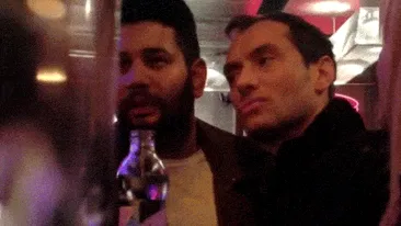 Jude Law s-a facut de ras intr-un bar din Ungaria! S-a imbatat si a vrut sa sarute un iepuras Playboy! Vezi ce reactie a avut fata