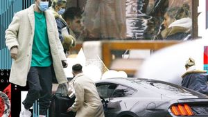 Sexoasa de la Neatza și "fostul" au "celebrat" la restaurant ultima împăcare, înfofoliți și "mascați"