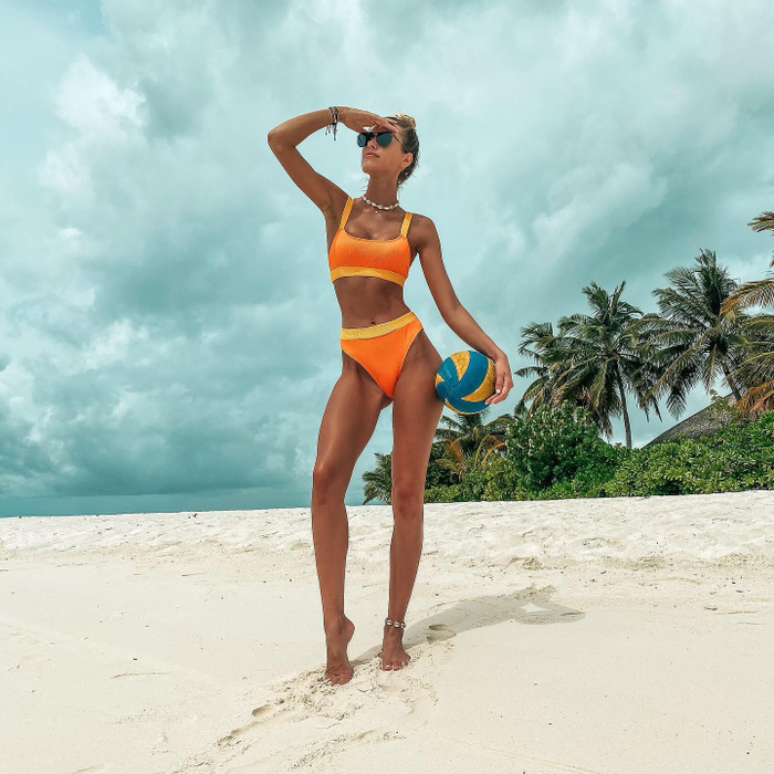 Gabriela Prisăcariu și Dani Oțil au dat frâu liber pasiunii în timp ce se aflau într-o piscină. Ipostaza incitantă în care au fost fotografiați cei doi logodnici
