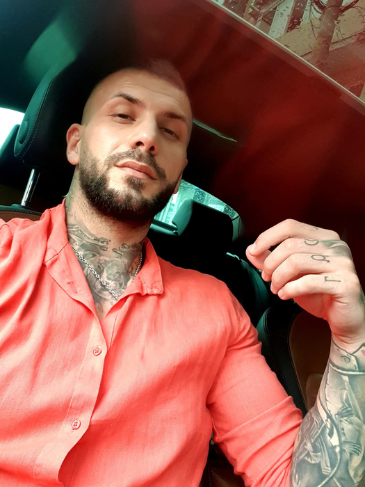 Cum arăta ispita Narcis Bujor în liceu, fără mușchi și fără tatuaje. Imaginile din Tecuci pe care „fiorosul” de la Insula Iubirii le-ar vrea șterse