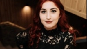 Tânără de 18 ani, găsită moartă pe un câmp. Principalul suspect, iubitul ei