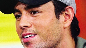 Enrique Iglesias se va imbata si va face schi nautic in pielea goala