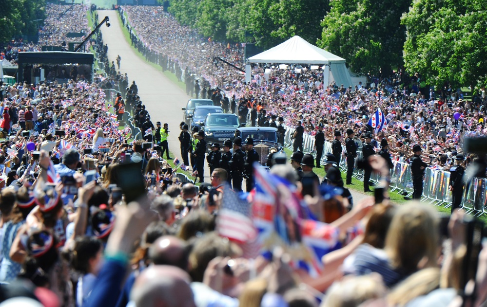 Aproximativ 100.000 de oameni au asistat la procesiunea nunții regale, de la Windsor