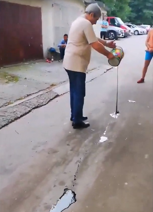 Așa ceva nu s-a mai văzut! Cum s-a răzbunat un pensionar din Bacău pe copiii gălăgioși din spatele blocului