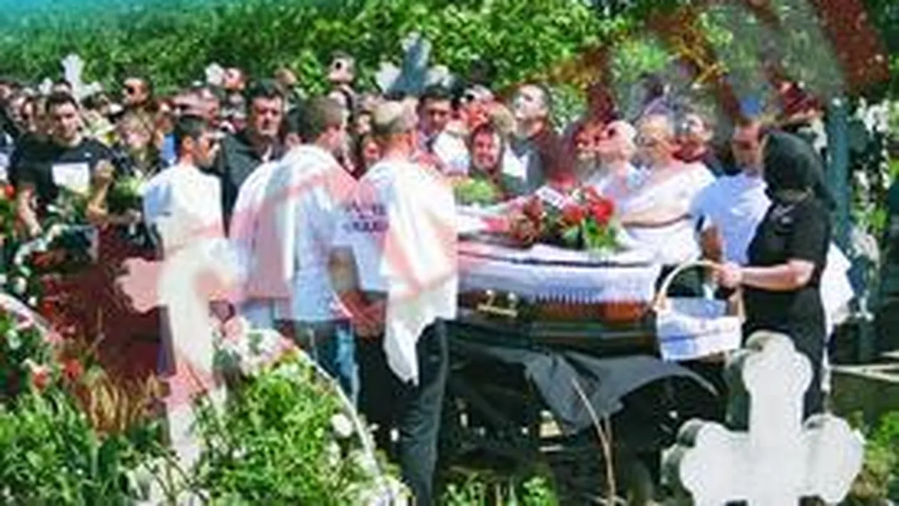 La inmormantarea pilotului au cazut flori din cer