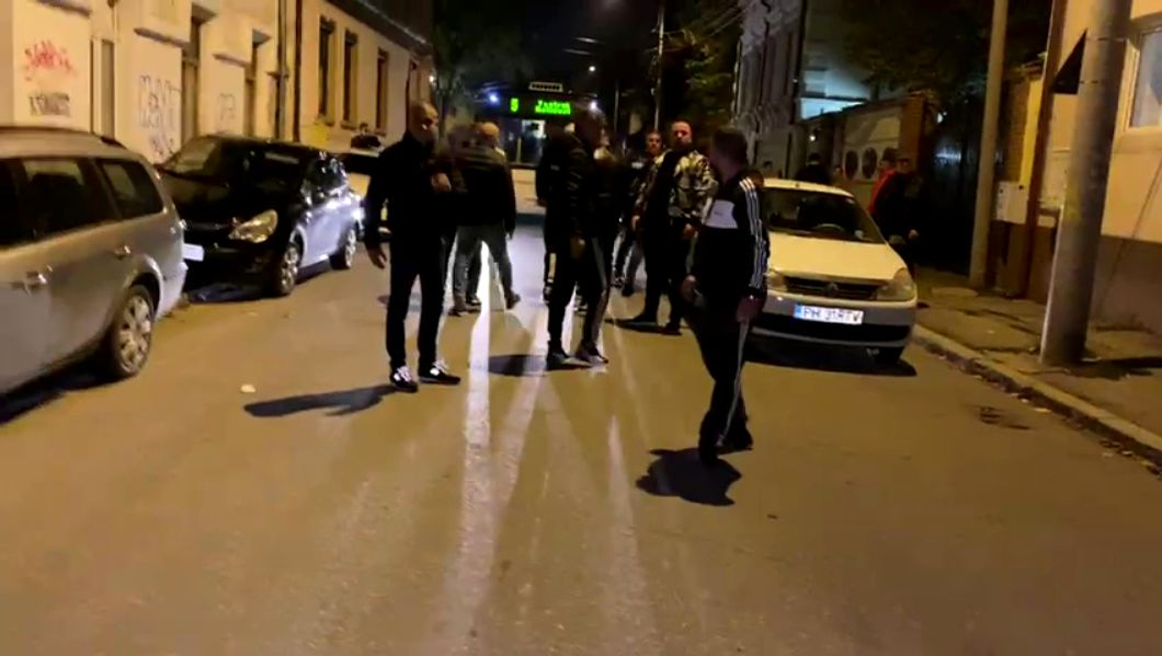 Dosar penal pentru lovire, după ce jurnaliştii veniţi în faţa casei lui Mititelu au fost agresaţi