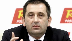 Fostul postas-sef, un barbat “cucerit” in club! Daniel Neagoe, sedus sistematic de o roscata!