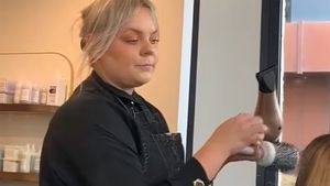 Femeia din imagine a slăbit 27 de kilograme înainte de nuntă. Cum arată în rochia de mireasă