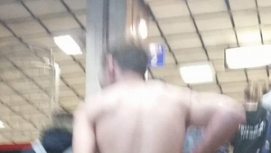 Acest bărbat a început să alerge complet dezbărcat printr-o staţie de metrou din Capitală! Oamenii au crezut că nu văd bine