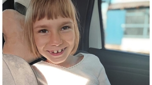 Alexandra, o fetiță de 7 ani cu multiple afecțiuni, are nevoie de ajutor. Părinții fac un apel disperat
