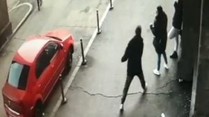 Incident șocant în Gara de Nord din București. O femeie a fost înjunghiată în plină stradă: ”M-a mai amenințat, dar nu am crezut”