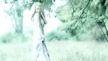 Andreea Balan, scene lesbi cu dansatoarele ei! Le pipaie pe sani si pe fund imbracata intr-o rochie prin care se vede absolut tot